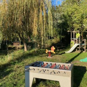 Hébergement insolite en Languedoc-Roussillon avec terrain de jeux et baby-foot.