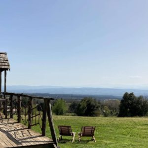 Cabane perchée en Languedoc-Roussillon avec vue panoramique sur la vallée.