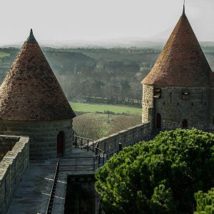 Hébergement insolite dans un château médiéval, avec tourelles et vue panoramique.