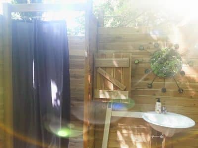Douche extérieure en bois dans un hébergement insolite en Provence-Alpes-Côte dAzur.