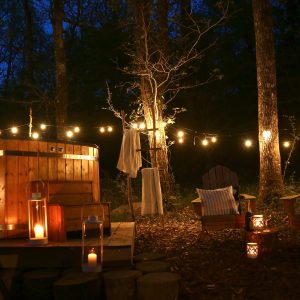 Hébergement insolite en Aquitaine : bain nordique en bois sous les étoiles, ambiance chaleureuse.