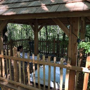 Cabane dans les arbres en Aquitaine avec jacuzzi et vue sur la forêt.