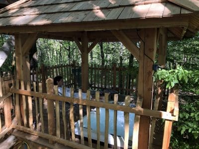 Cabane dans les arbres en Aquitaine avec jacuzzi et vue sur la forêt.