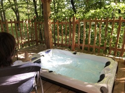 Hébergement insolite en Aquitaine avec jacuzzi privé en pleine nature.