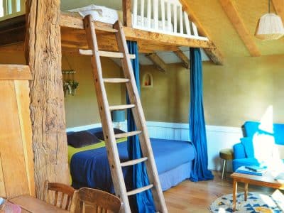 Hébergement insolite en Bretagne : cabane avec mezzanine et échelle en bois.
