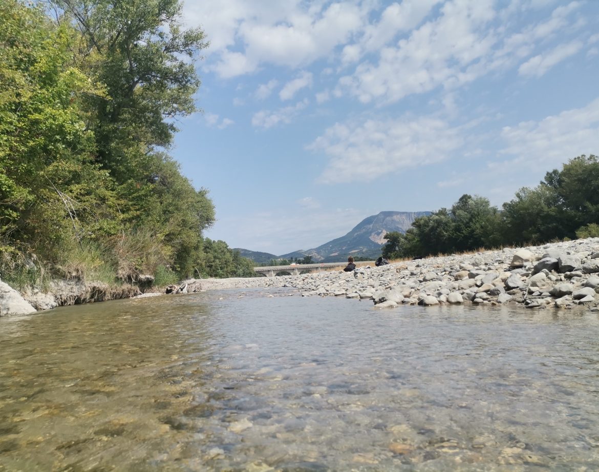 Hébergement insolite en Provence-Alpes-Côte dAzur, au bord dune rivière claire et paisible.