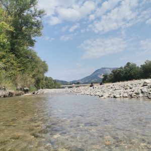 Hébergement insolite en Provence-Alpes-Côte dAzur, au bord dune rivière claire et paisible.