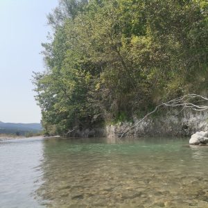 Hébergement insolite en Provence-Alpes-Côte dAzur, au bord dune rivière cristalline.