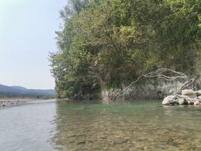 Hébergement insolite en Provence-Alpes-Côte dAzur, au bord dune rivière cristalline.