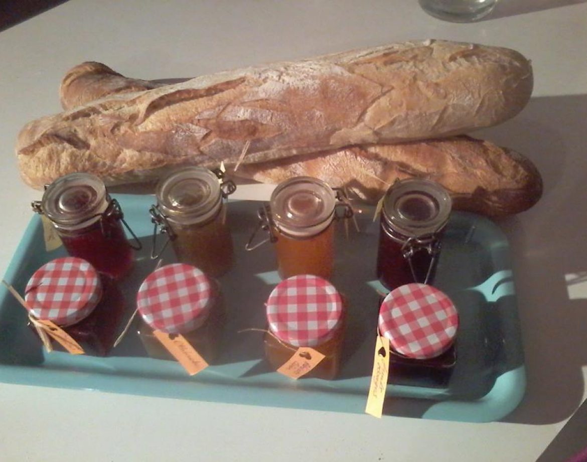 Hébergement insolite en Provence-Alpes-Côte dAzur avec baguettes et confitures artisanales.
