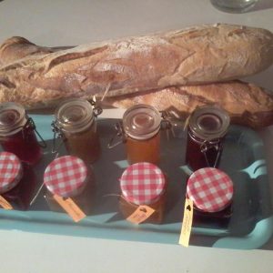 Hébergement insolite en Provence-Alpes-Côte dAzur avec baguettes et confitures artisanales.