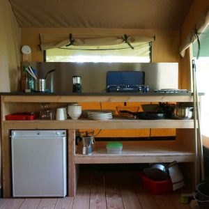 Hébergement insolite en tente avec cuisine équipée et vue sur la nature.