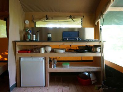 Hébergement insolite en tente avec cuisine équipée et vue sur la nature.