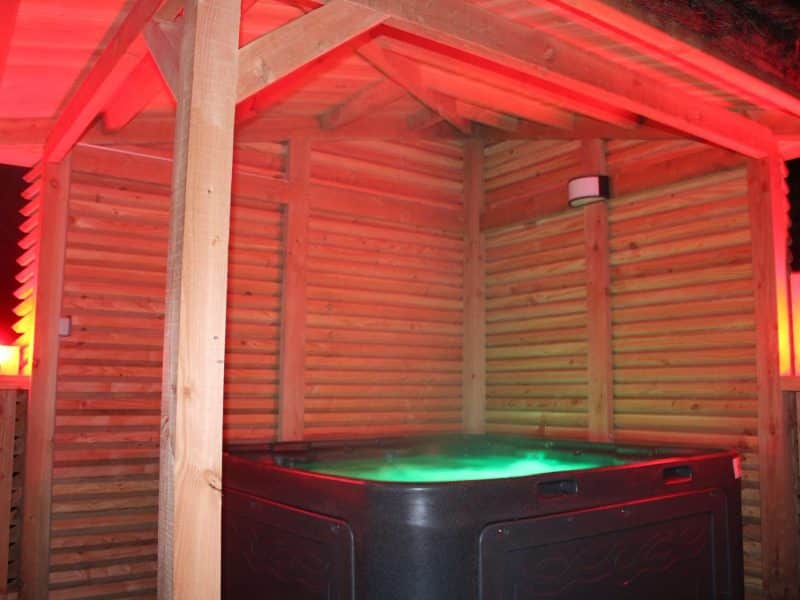 Chalet avec jacuzzi lumineux, ambiance chaleureuse et bois naturel.