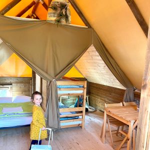 Hébergement insolite en Auvergne-Rhône-Alpes, avec un intérieur en bois et une ambiance chaleureuse.