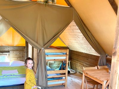 Hébergement insolite en Auvergne-Rhône-Alpes, avec un intérieur en bois et une ambiance chaleureuse.