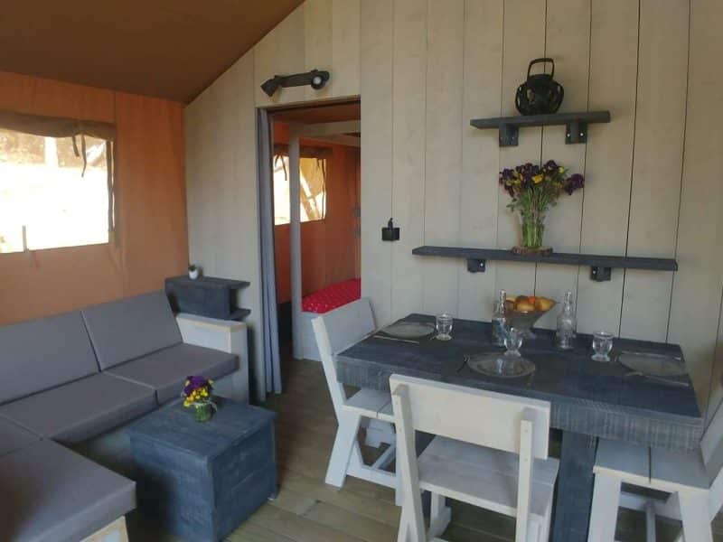 Chalet moderne avec coin salon, table à manger et décoration florale accueillante.