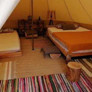 Tente safari confortable avec lits douillets et décoration chaleureuse en Languedoc-Roussillon.