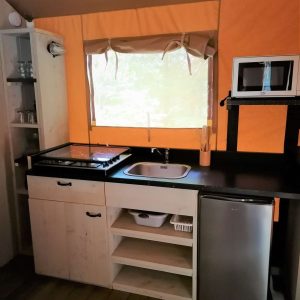 Hébergement insolite en Languedoc-Roussillon : cuisine moderne avec vue sur la nature.