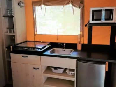 Hébergement insolite en Languedoc-Roussillon : cuisine moderne avec vue sur la nature.