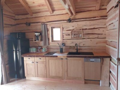 Charmant chalet en bois en Auvergne-Rhône-Alpes avec cuisine moderne et chaleureuse.