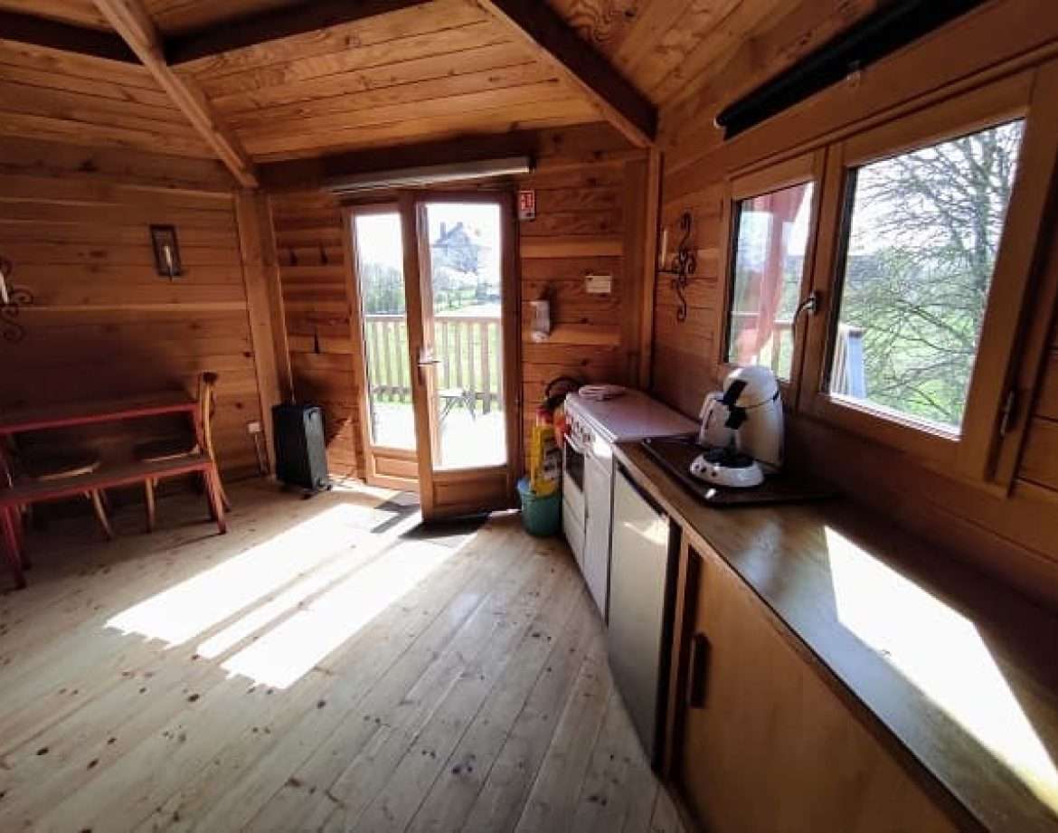 Cabane en bois cosy avec vue sur la nature et lumière naturelle.