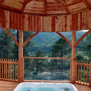 Hébergement insolite en Auvergne-Rhône-Alpes avec jacuzzi et vue sur la nature.