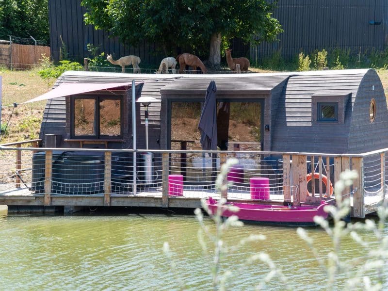 Cabane flottante à Bourgogne, avec terrasse sur pilotis et vue sur leau.