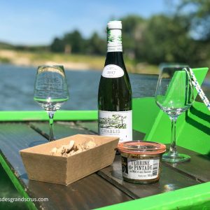 Hébergement insolite en Bourgogne : barque sur leau avec vin Chablis et terrine.