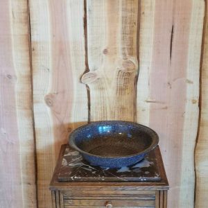 Élégant hébergement insolite en Nouvelle-Aquitaine avec lavabo en pierre et miroir.