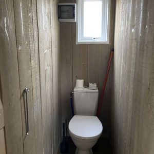 Toilettes en bois dans un hébergement insolite à Pays de la Loire, ambiance naturelle.