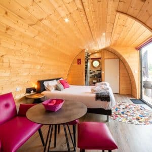 Hébergement insolite en Bourgogne : cabane en bois avec intérieur moderne et cosy.