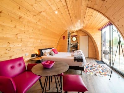 Hébergement insolite en Bourgogne : cabane en bois avec intérieur moderne et cosy.