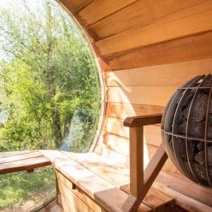 Hébergement insolite en Bourgogne : bulle en bois avec vue sur la nature verdoyante.