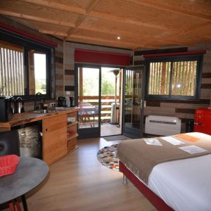 Hébergement insolite en Bourgogne : chalet moderne avec vue sur la nature et kitchenette.