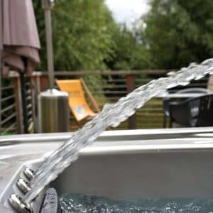 Hébergement insolite en Bourgogne avec jacuzzi et vue sur la nature environnante.