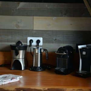 Coin cuisine dun hébergement insolite en Bourgogne avec machine à café moderne.