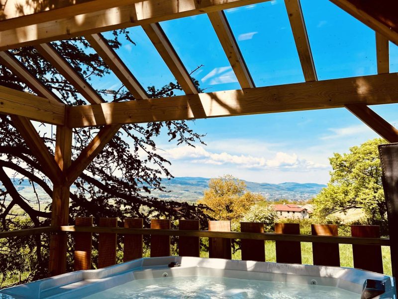 Hébergement insolite en Auvergne-Rhône-Alpes avec jacuzzi et vue panoramique.
