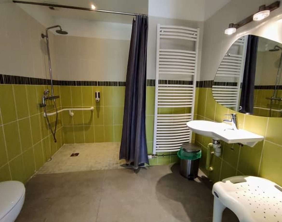 Salle de bain moderne et accessible dans un hébergement insolite au Centre.