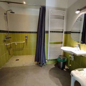 Salle de bain moderne et accessible dans un hébergement insolite au Centre.