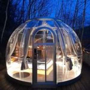 Hébergement insolite en bulle transparente, illuminée, au cœur de la nature.