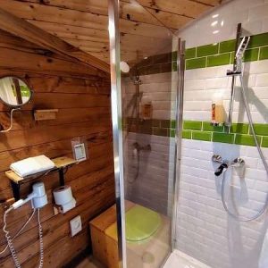 Douche moderne dans un hébergement insolite en bois au Centre, ambiance chaleureuse.