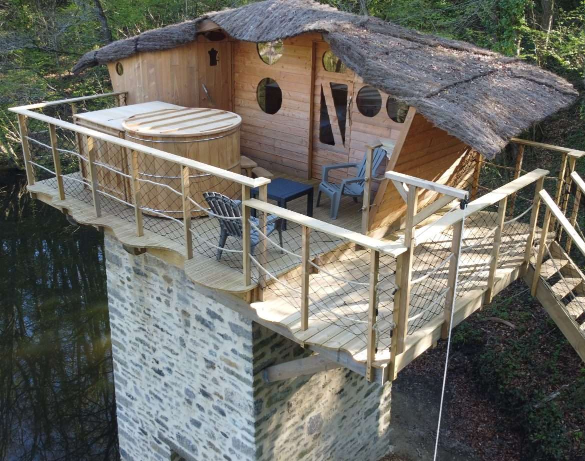 Cabane perchée avec jacuzzi, entourée par la nature paisible des Pays de la Loire.