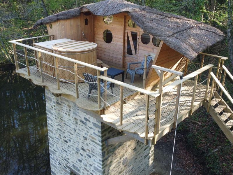 Cabane perchée avec jacuzzi, entourée par la nature paisible des Pays de la Loire.