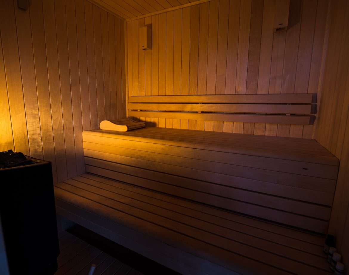 Sauna en bois chaleureux, ambiance relaxante pour un séjour insolite au Centre.