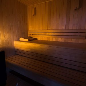 Sauna en bois chaleureux, ambiance relaxante pour un séjour insolite au Centre.