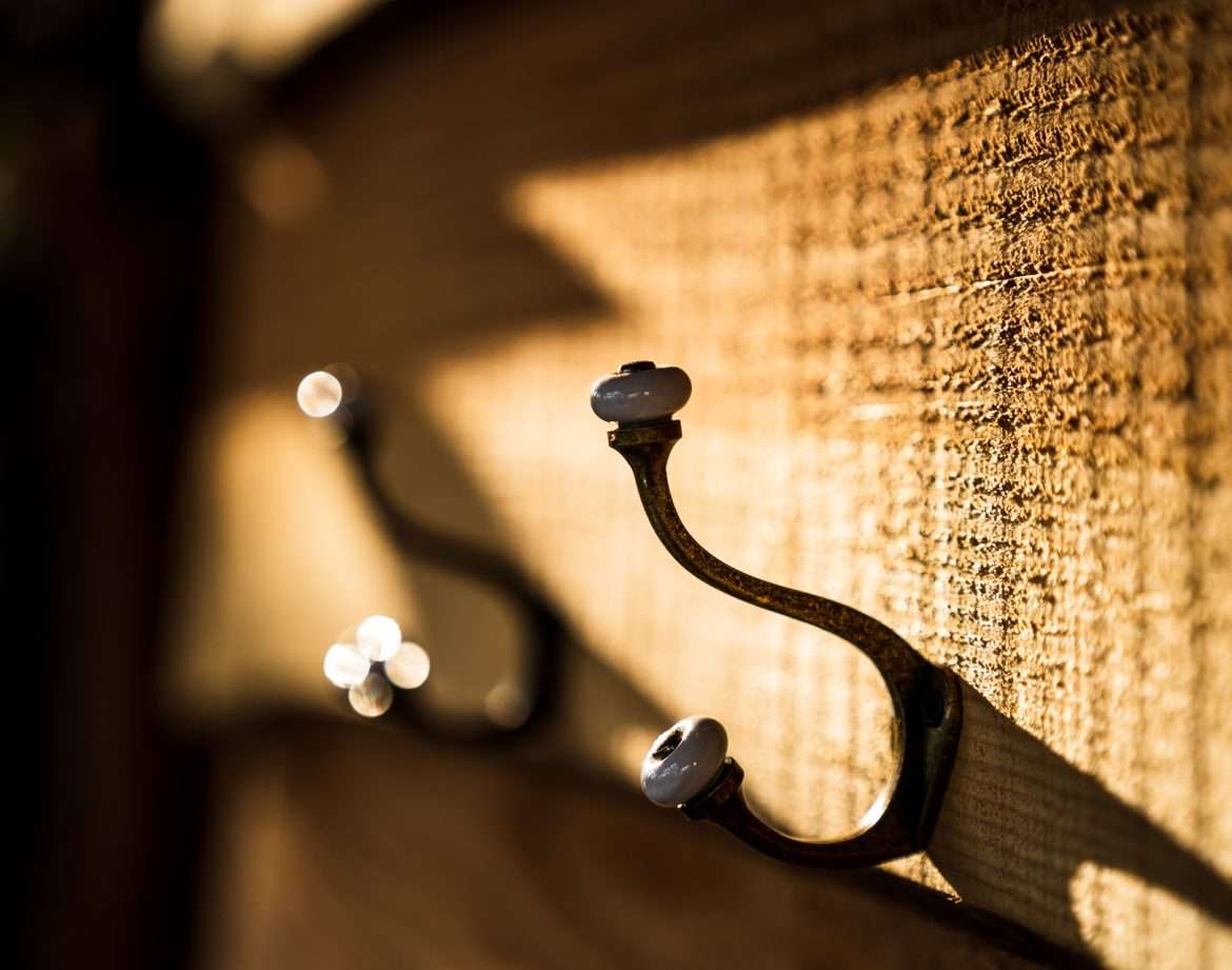 Crochet en métal sur un mur en bois dun hébergement insolite au Centre.