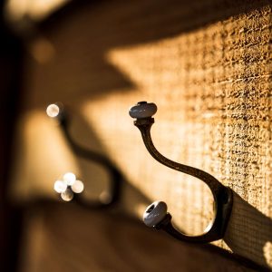 Crochet en métal sur un mur en bois dun hébergement insolite au Centre.