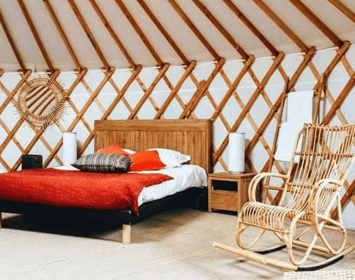 Yourte cosy au Centre, avec un lit douillet et des murs en bois chaleureux.