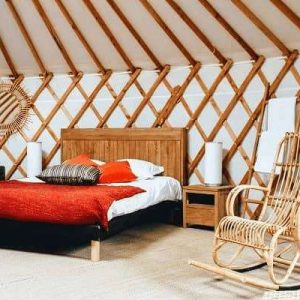 Yourte cosy au Centre, avec un lit douillet et des murs en bois chaleureux.